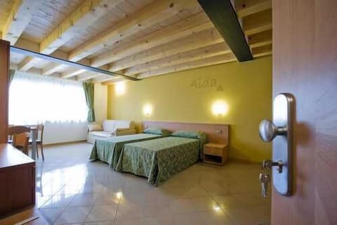 Room | 1 bedroom, minibar, in-room safe, desk