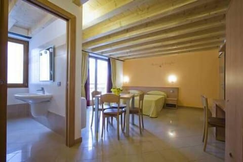 Room | 1 bedroom, minibar, in-room safe, desk