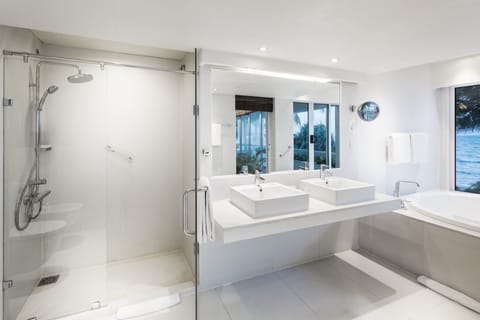 Ocean View Suite | Bathroom | Free toiletries, hair dryer, bathrobes, slippers