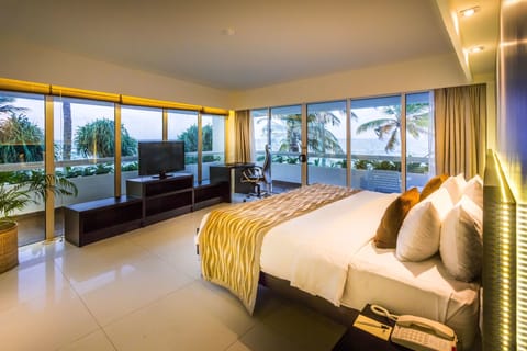 Ocean View Suite | 1 bedroom, minibar, in-room safe, desk