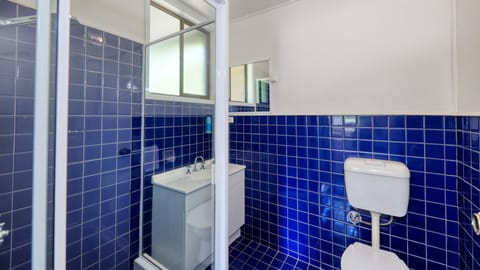 One Bedroom Self Contained Unit | Bathroom | Shower, hair dryer, towels