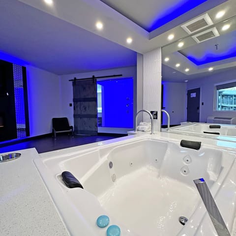 Presidential Jacuzzi Suite | Jetted tub