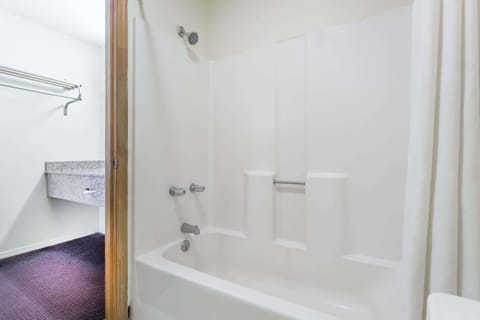 Combined shower/tub, hair dryer, towels