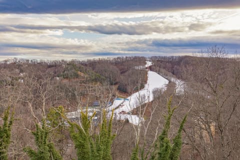 Luxury Condo, 3 Bedrooms, 2 Bathrooms, Mountain View | Balcony view