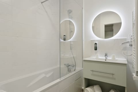 Superior Studio, 1 Double Bed | Bathroom | Eco-friendly toiletries, towels