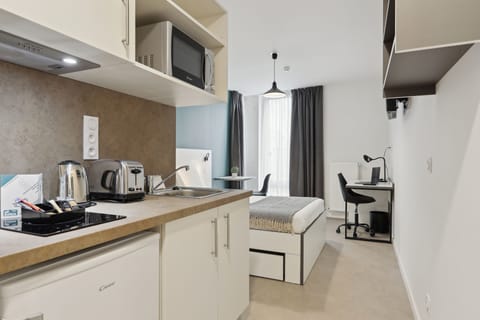 Economy Studio, 1 Double Bed | Premium bedding, Select Comfort beds, laptop workspace, blackout drapes