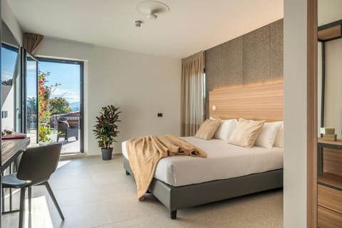 Hypo-allergenic bedding, down comforters, minibar, in-room safe