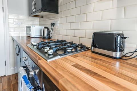 Standard Apartment | Private kitchen | Full-size fridge, microwave, oven, stovetop