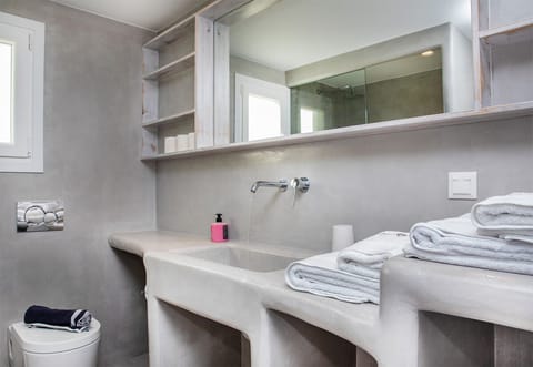 Deluxe Apartment | Bathroom | Shower, rainfall showerhead, free toiletries, hair dryer