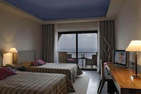 Deluxe Double Room | Minibar, in-room safe, desk, soundproofing