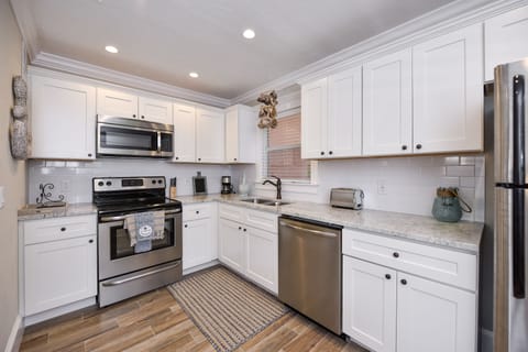 Suite, 1 Bedroom | Private kitchen | Microwave, coffee/tea maker, toaster, paper towels