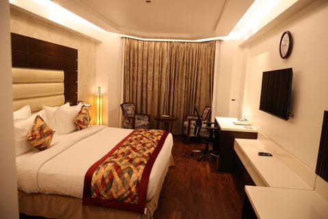 Executive Room | In-room safe, desk, blackout drapes, soundproofing