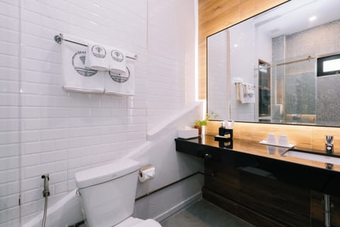 Deluxe Studio | Bathroom | Shower, towels