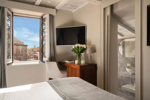 Annex Suite with Private Terrace Pantheon View | Premium bedding, minibar, in-room safe, desk