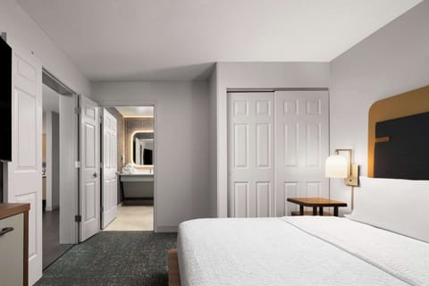 Family Suite, 2 Bedrooms, 2 Bathrooms | Premium bedding, down comforters, desk, laptop workspace