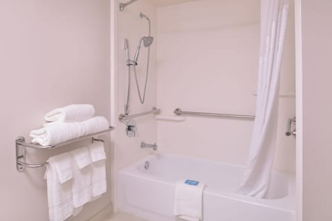 Combined shower/tub, free toiletries, hair dryer, towels