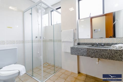 Family Suite | Bathroom | Shower, rainfall showerhead, free toiletries, hair dryer