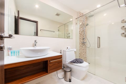 Standard Apartment | Bathroom | Shower, free toiletries, hair dryer, bidet