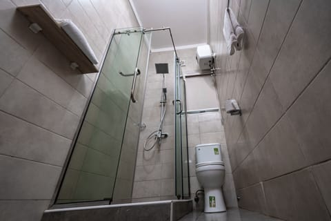 Deluxe Studio Suite | Bathroom | Shower, rainfall showerhead, free toiletries, hair dryer