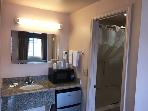 Room, 1 King Bed | Bathroom | Free toiletries, hair dryer, towels