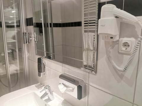 Family Room | Bathroom | Shower, free toiletries, hair dryer, towels