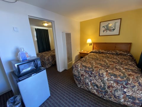 Economy Double Room | In-room safe, desk, bed sheets