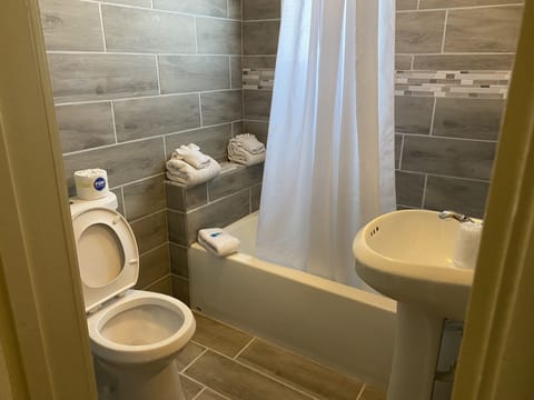 Economy Double Room | Bathroom | Combined shower/tub, hair dryer, towels