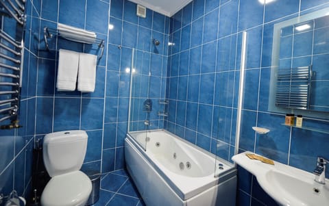 Superior Double or Twin Room | Bathroom | Slippers