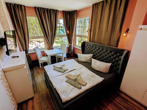 Deluxe Suite, 1 Bedroom, Refrigerator, Sea View | Individually decorated, individually furnished, blackout drapes