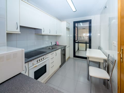 Apartamento de 2 habitaciones | Private kitchen | Full-size fridge, microwave, oven, stovetop