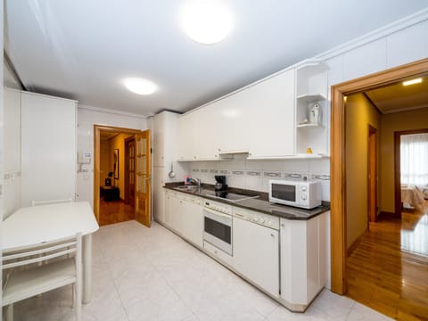 Apartamento de 4 habitaciones | Private kitchen | Full-size fridge, microwave, oven, stovetop