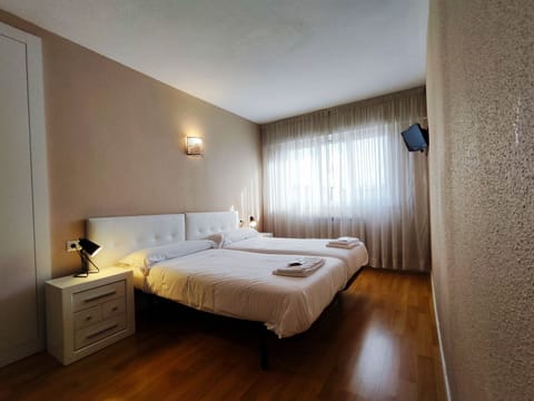 Apartamento de 3 habitaciones | Down comforters, laptop workspace, iron/ironing board, free WiFi