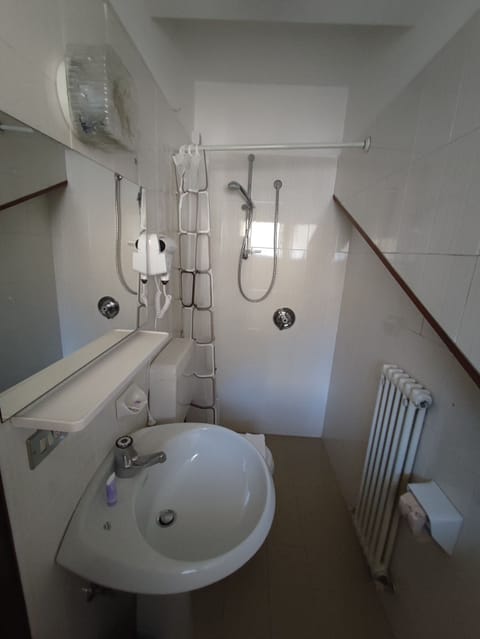 Economy Single Room | Bathroom | Shower, rainfall showerhead, free toiletries, hair dryer