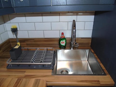 Full-size fridge, microwave, oven, dishwasher