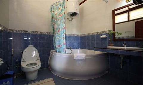 Deluxe Double Room | Bathroom | Shower, free toiletries, hair dryer, towels