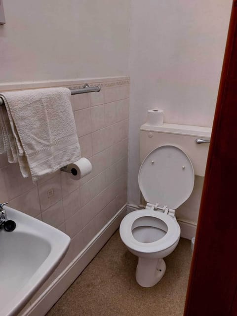 Standard Single Room, Shared Bathroom | Bathroom