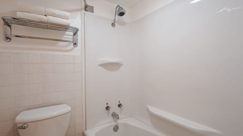 Combined shower/tub, free toiletries, hair dryer, towels