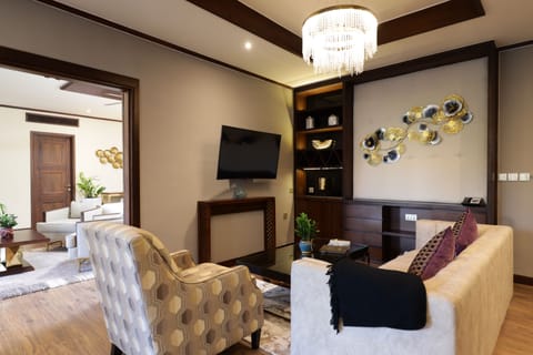 Presidential Suite | Living area | 40-inch LED TV with cable channels, TV, fireplace