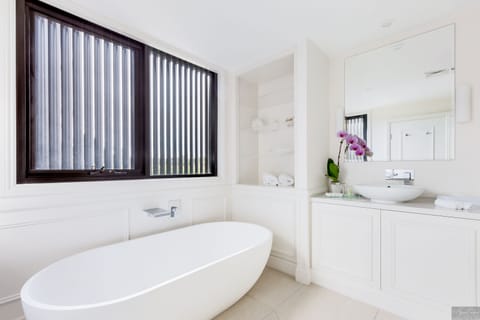 Three Bed Penthouse Suite | Bathroom | Shower, free toiletries, hair dryer, towels