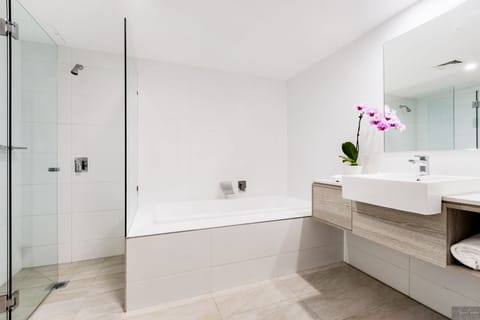 Garden Suite | Bathroom | Shower, free toiletries, hair dryer, towels