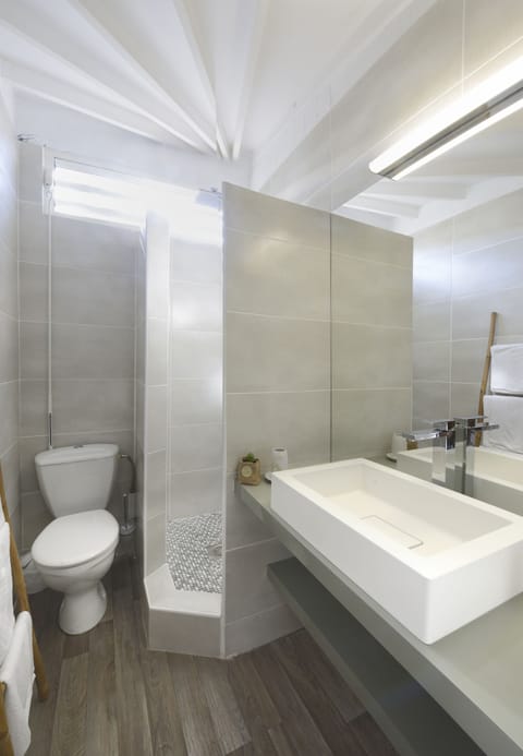 Alamanda | Bathroom | Shower, free toiletries, hair dryer, towels