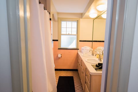 Room, 1 Queen Bed | Bathroom | Shower, free toiletries, hair dryer, towels