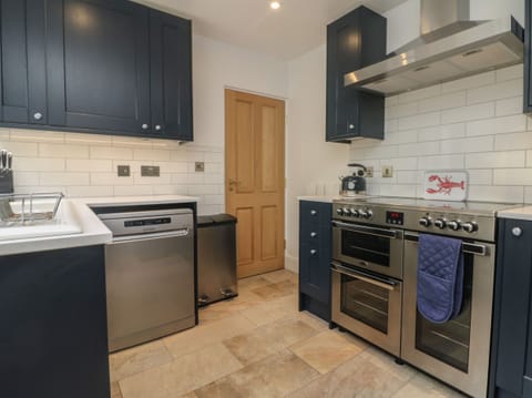 Cottage | Private kitchen | Fridge, dishwasher, electric kettle, toaster