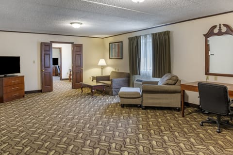 Executive suite Non smoking, King and Sofa bed, Hot Tub (NO PETS) | In-room safe, individually furnished, desk, iron/ironing board