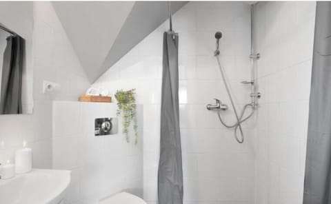 Classic Quadruple Room | Bathroom