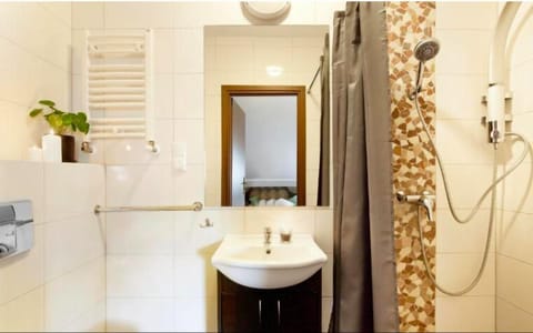 Classic Double Room | Bathroom