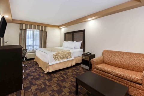 Deluxe Room, 1 King Bed, Non Smoking | Desk, blackout drapes, iron/ironing board, free WiFi