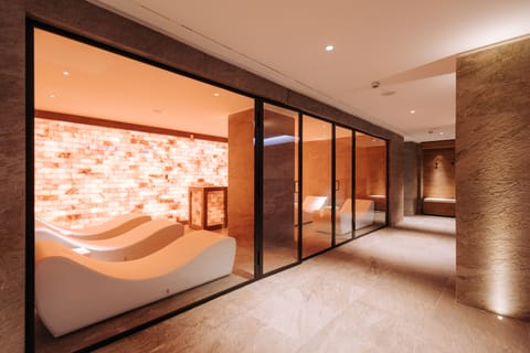 Sauna, spa tub, 3 treatment rooms, massages