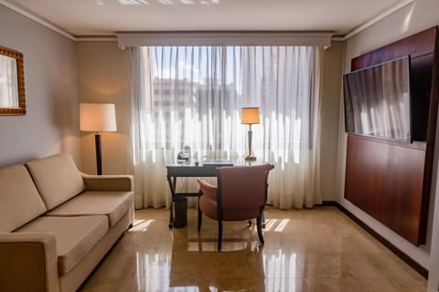 Executive Suite, 1 Bedroom, Non Smoking, City View | Premium bedding, minibar, in-room safe, desk