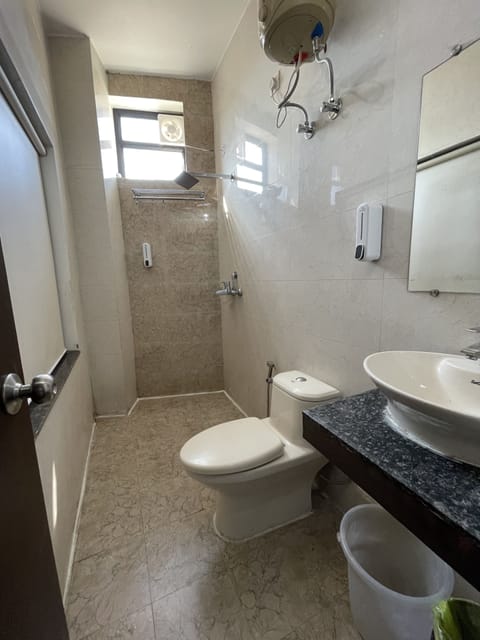 Deluxe Room, 6 Bedrooms, Mountain View | Bathroom | Shower, slippers, towels